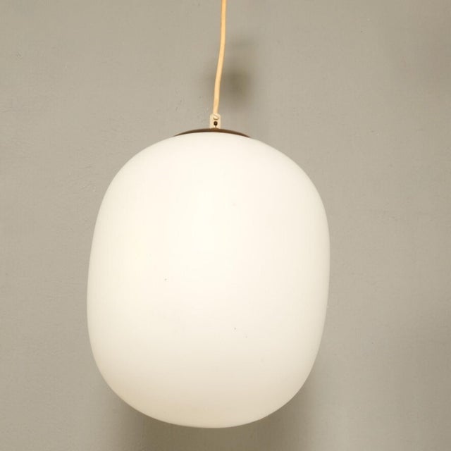 Beautiful and elegant pendant chandelier, in white opaline glass, with a brass cup in the upper part, it is equipped with...