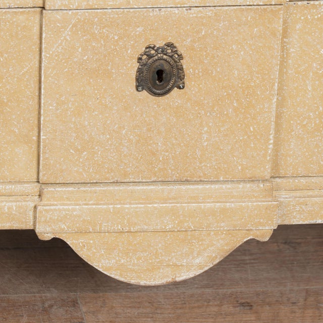 19th Century Pair of Swedish Gustavian Painted Chest of Three Drawers With Griffins For Sale - Image 14 of 15