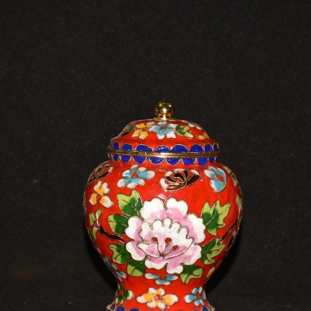 Add a vibrant touch of Eastern artistry to your home with this exquisite vintage Chinese Cloisonné enamel ginger jar. This...