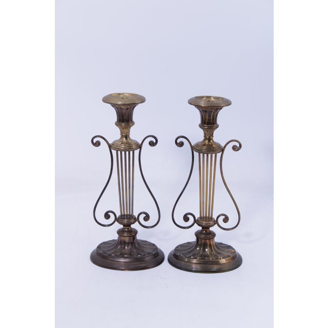 Traditional 1980s Pair of Mottahedeh Brass Colonial Williamsburg Lyre Candlesticks For Sale - Image 3 of 14