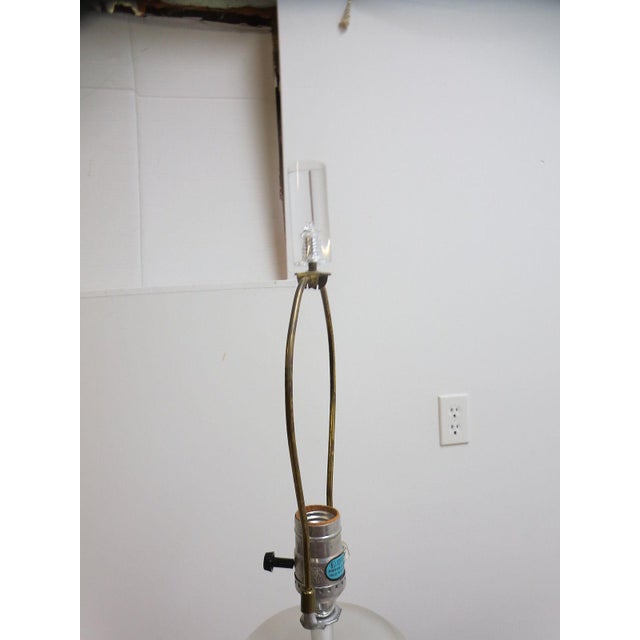 Mid-Century Lucite Ribbed Table Lamp For Sale In Philadelphia - Image 6 of 7