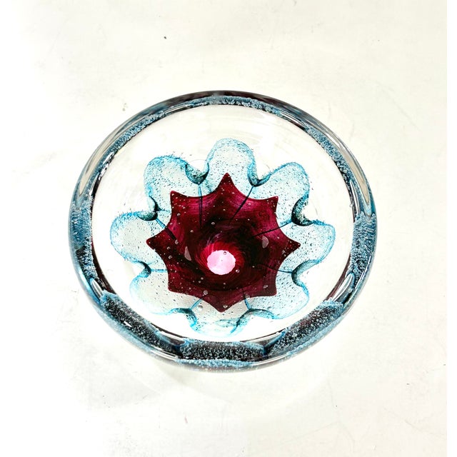 Late 20th Century Vintage Murano-Style Art Glass Bowl – Controlled Bubble Sommerso Magenta & Blue Floral Dish For Sale - Image 5 of 8