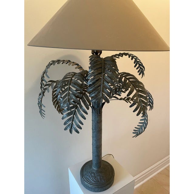 Hollywood Regency 1980s Ralph Lauren Style Sarreid Metal Palm Tree Table Lamp For Sale - Image 3 of 11