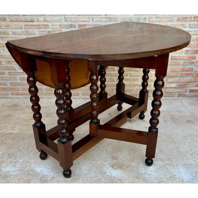 French Round Dining Table with Wings, 1900 For Sale - Image 11 of 18