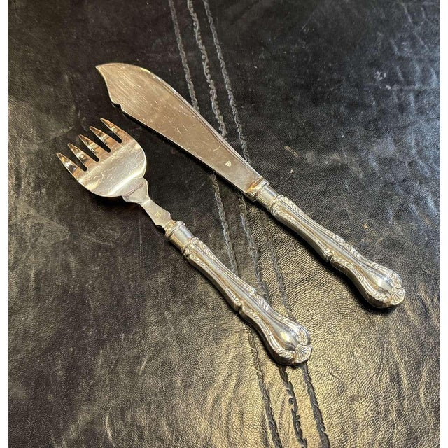 Mappin and Webb Russell pattern silver-plated fish serving cutlery - Knife L=29cm Fork L=23cm This piece has an...