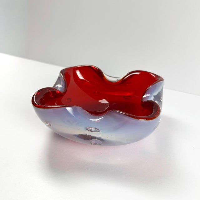 Murano Sommerso Glass Bowl in Ruby Red and Alabaster by Alfredo Barbini, 1960s For Sale - Image 3 of 10