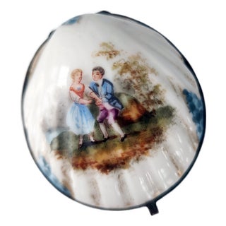 Antique French Limoges Hand-Painted Shell Trinket Box With Gilt Mount, Circa 1900 For Sale
