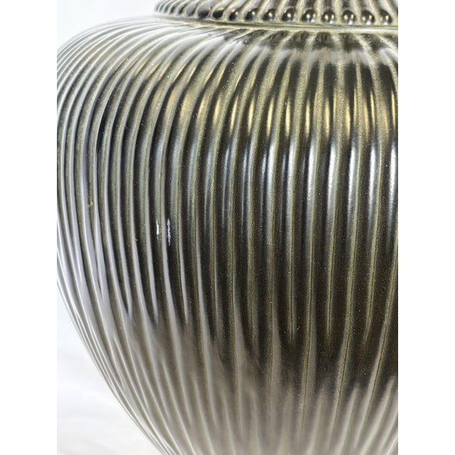 Mid-Century Modern Pleated/ Ribbed Metal Gourd Large Table Lamp For Sale - Image 9 of 13