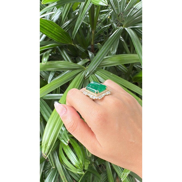 24.87 Carats, Natural Zambian Emerald Sugarloaf & Yellow Diamonds Cocktail Ring, Us Size 6.5 For Sale - Image 11 of 11