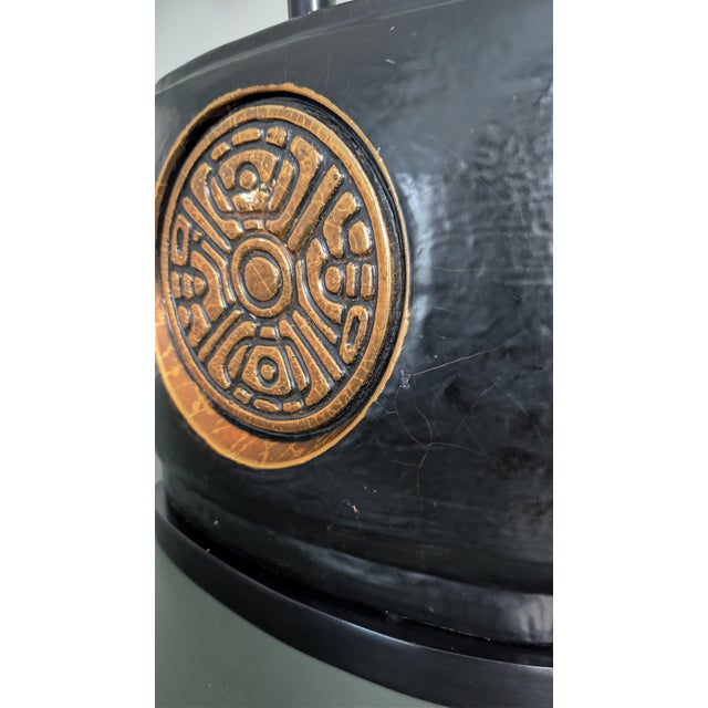 Vintage Black & Gold Chinoiserie Table Lamp With Asian Medallion and Matching Finial For Sale - Image 11 of 13