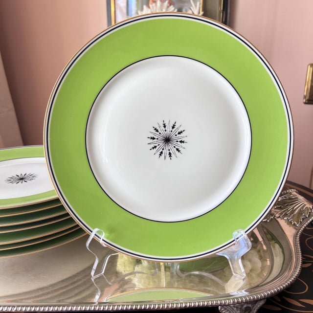 French 1980s 8 Ceralene “Directiore” green Limoges 10 1/4" dinner plates // A Raynaud et Cie // French porcelain // Made in France // French Empire For Sale - Image 3 of 10