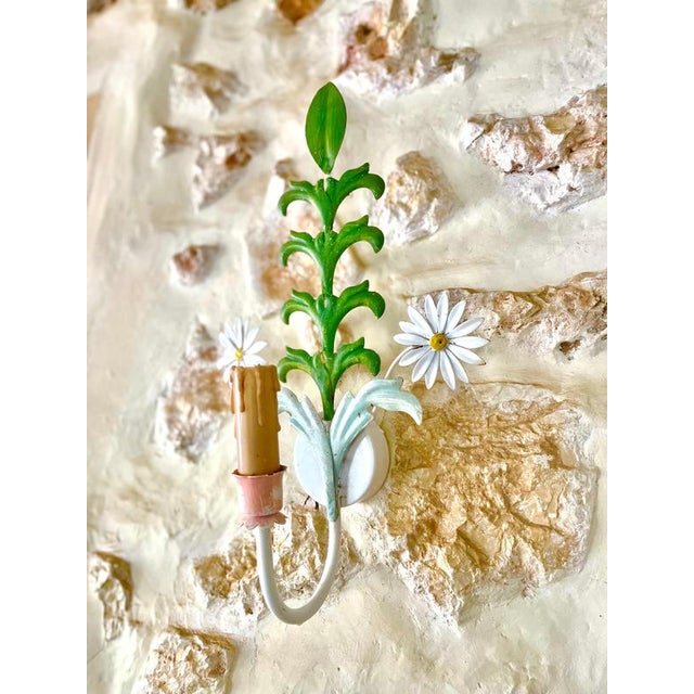 Gold Floral Daisy Wall Lights in Hand-Painted Tole Metal, Italy, 1960s, Set of 2 For Sale - Image 8 of 9