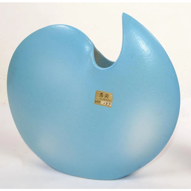 Ceramic Mid-Century Modern Op Art Japan Ceramic Baby Blue and White Round Flat Vase For Sale - Image 7 of 12