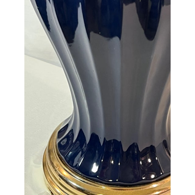 Metal Vintage Hollywood Regency Cobalt Blue Fluted Ginger Jar Table Lamp on Brass Stand For Sale - Image 7 of 12