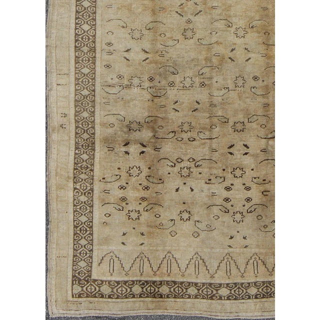 Turkish Unique Turkish Oushak With Overall Design in Cream, Gray and Brown Highlights For Sale - Image 3 of 9