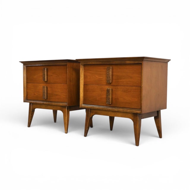 This 1960s Mid Century Modern Bassett Mayan pair of nightstands captures the refined, slightly sculptural character of the...