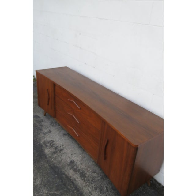 Young Manufacturing Mid 20th Century Curved Boomerang Dresser Sideboard 6171 For Sale - Image 12 of 18