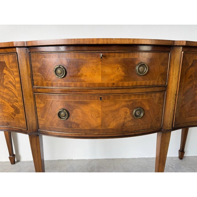 Vintage George III–Style Serpentine Front Mahogany and Walnut Sideboard / Server For Sale In Miami - Image 6 of 12