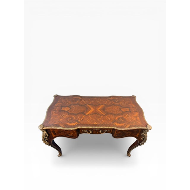 Bronze 1940s Louis XV Style Inlaid Writing Desk With Ormolu Mounts & Marquetry Top (French Style Bureau Plat) For Sale - Image 8 of 18
