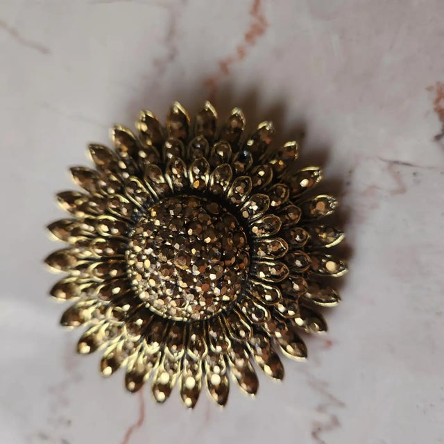 Mid-Century Modern 1950s Weiss Brooch Gold Starburst Diamanté Pavé Pin For Sale - Image 3 of 9