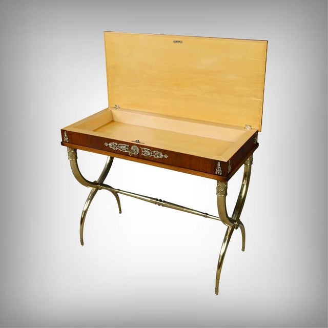 Superb Empire-style console table in mahogany veneer. This refined piece features a lift-top that reveals an elegant,...