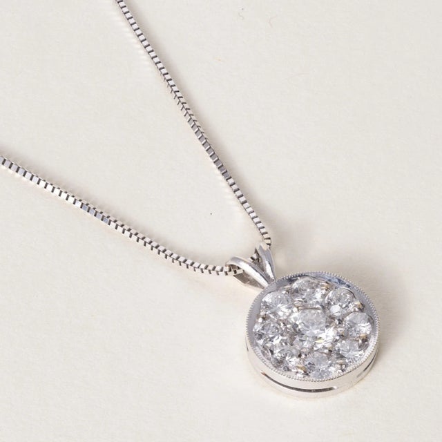 Late 20th Century 18k White Gold 1.25 Carat Diamond Cluster Circle Pendant Necklace For Sale - Image 4 of 7