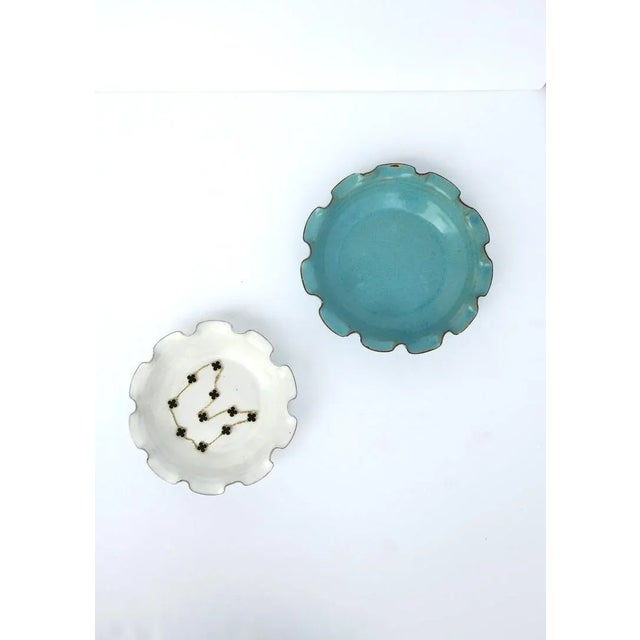 White Pottery Bowl with Ruffled Edge For Sale In New York - Image 6 of 13