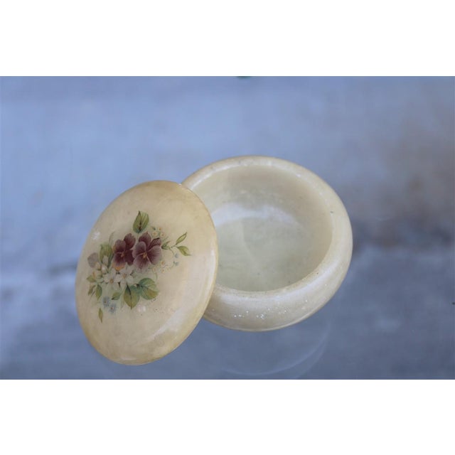 Round Alabaster Jewelry Box, Italy, 1960s, in Very Good conditions. Designed 1960 to 1969