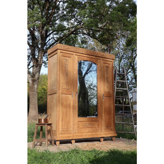 This imposing, well-made Art Deco wardrobe, with fine and delicate floral motifs typical of 1930s decorative art...