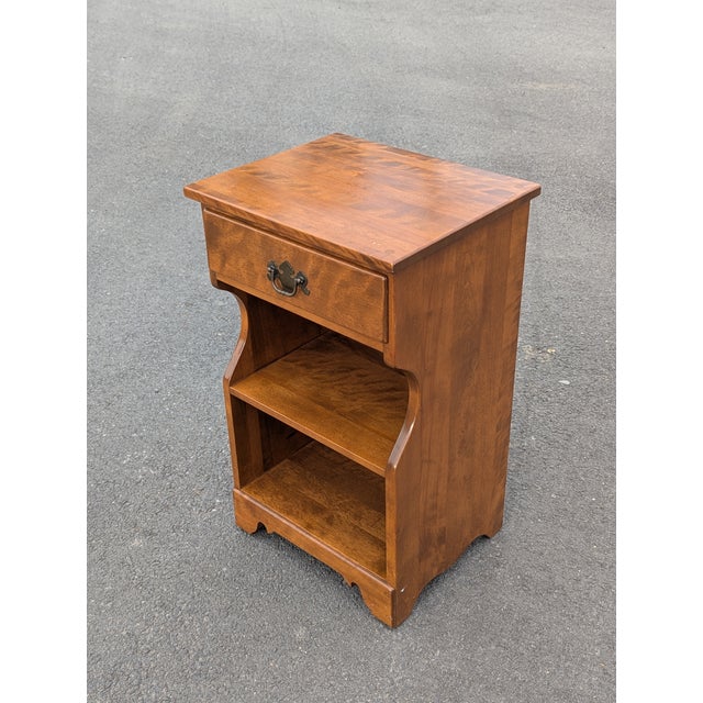 Add classic American charm to your bedroom with this authentic Mid 20th Century Ethan Allen Baumritter Heirloom...