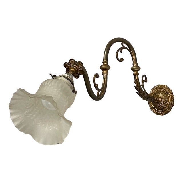 Italian Art Deco Flower-Shaped Wall Lamp in Brass and Glass, 1950s For Sale