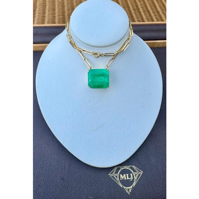 Vintage GIA Certified 20 Ct Emerald cut Colombian Emerald Necklace 18 Kt Y Gold For Sale - Image 4 of 18
