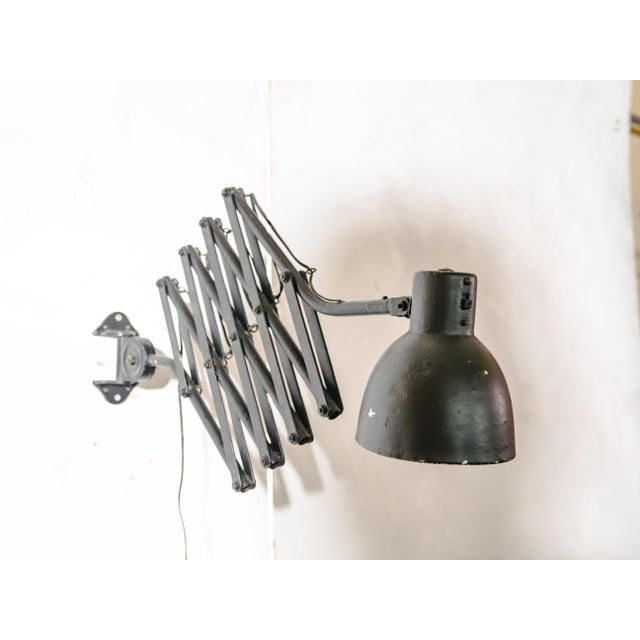 This workshop light is completely adjustable due to its scissor system. the light holds an e27 fitting with a lightbulb,...
