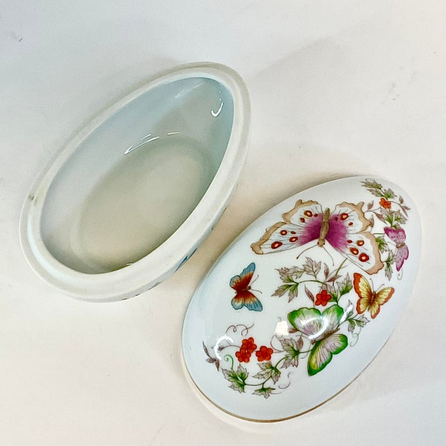 1980s Vintage Hollywood Regency Porcelain Butterfly & Flora Easter Egg Box For Sale - Image 10 of 12