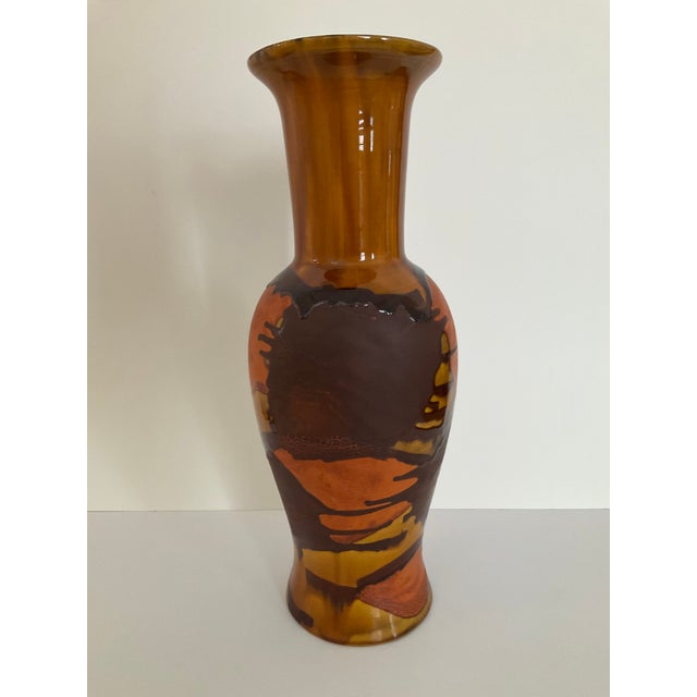 This large Royal Haeger 1970s Earth Wrap vase is a Modern Deco pottery piece with a felt base and the Royal Haeger insignia.