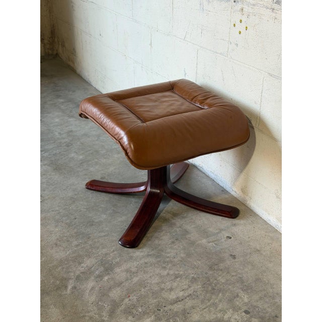 Mid-Century Modern Tan Leather Ottoman Mid-Century Modern 1970s For Sale - Image 3 of 10