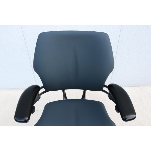 Humanscale Freedom Ergonomic Task Desk Chair in Graphite Leather, Slightly Used For Sale - Image 13 of 18
