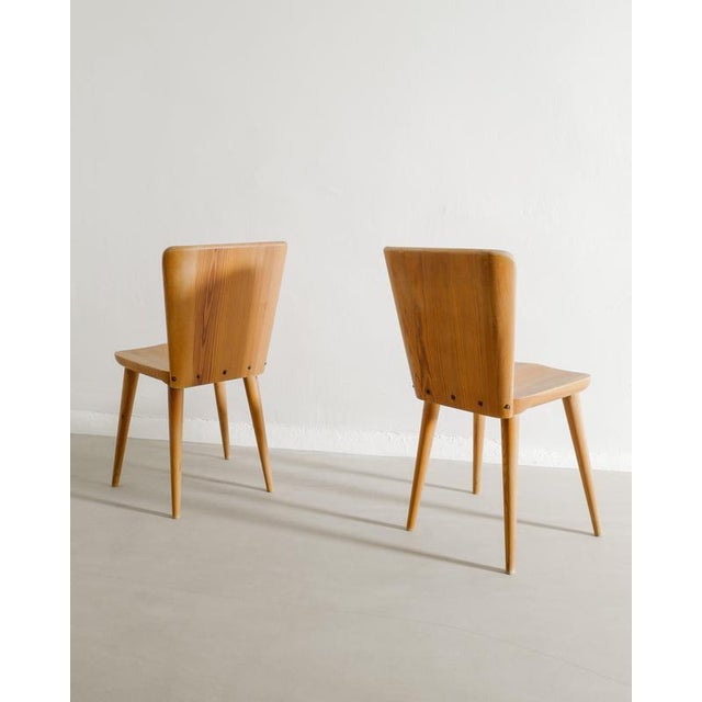 Early Swedish Modern Pine Wooden Dining Chairs by Göran Malmvall, 1940s, Set of 2 For Sale - Image 3 of 6