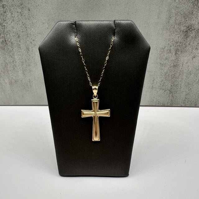 This elegant Cross Necklace in 14kt yellow gold features a timeless cross pendant. With a 16-inch length, it’s perfect for...