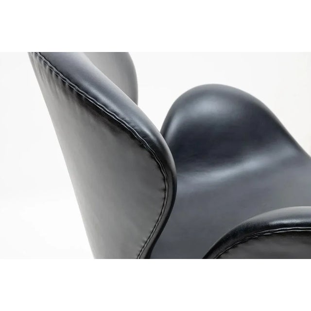 Danish Swan Chair by Arne Jacobsen for Fritz Hansen, 2007 For Sale - Image 6 of 10