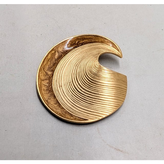 Trifari Vintage 1986 Signed Trifari Goldtone & Brown Enamel Brooch For Sale - Image 4 of 7