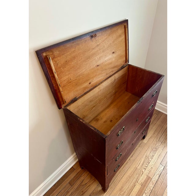 1700’s Early American Pine Large Mule Chest W/ Lift Top For Sale In New York - Image 6 of 12