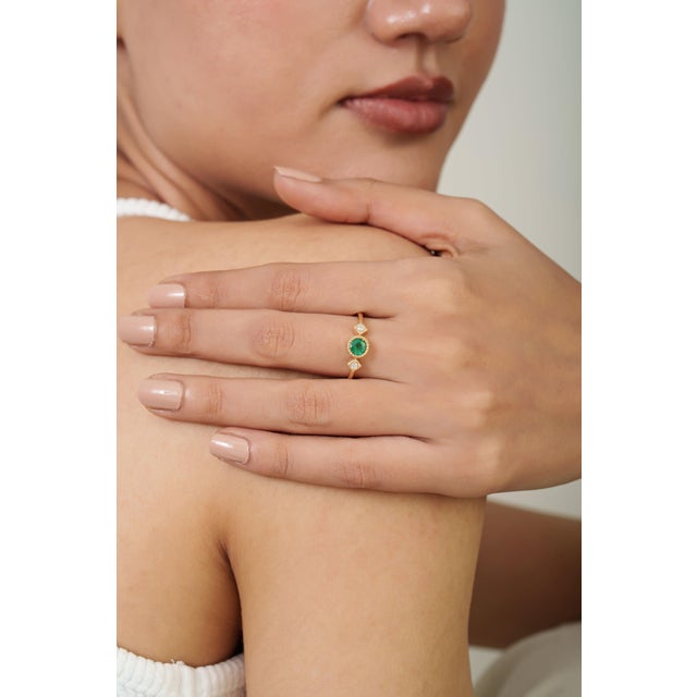 Round Emerald Trilogy Vintage Ring With Diamonds in 14k Yellow Gold Size 4 For Sale - Image 11 of 18