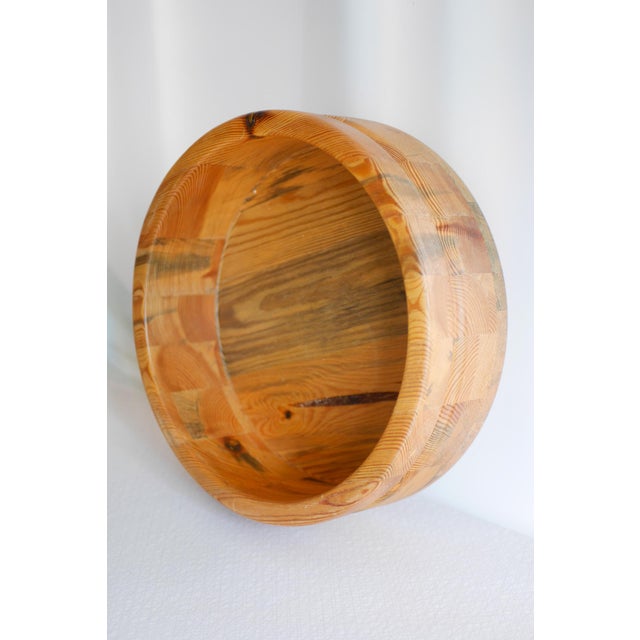 Large Mid-Century Scandinavian Handmade Wooden Bowl from Smålandsslöjd, Sweden, 1975 For Sale - Image 6 of 12
