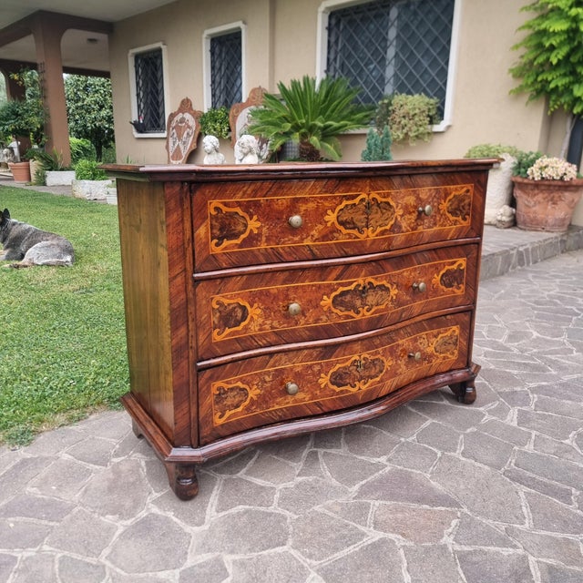 Lombard Chest of Drawers in Walnut with Inlays, 1680 For Sale - Image 4 of 11