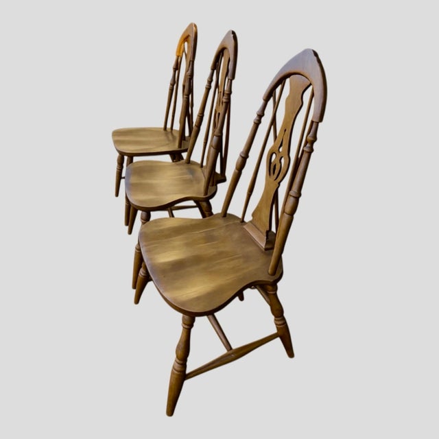 A charming and well-proportioned set of three Colonial Revival Windsor chairs dating to the turn of the 20th century. Each...