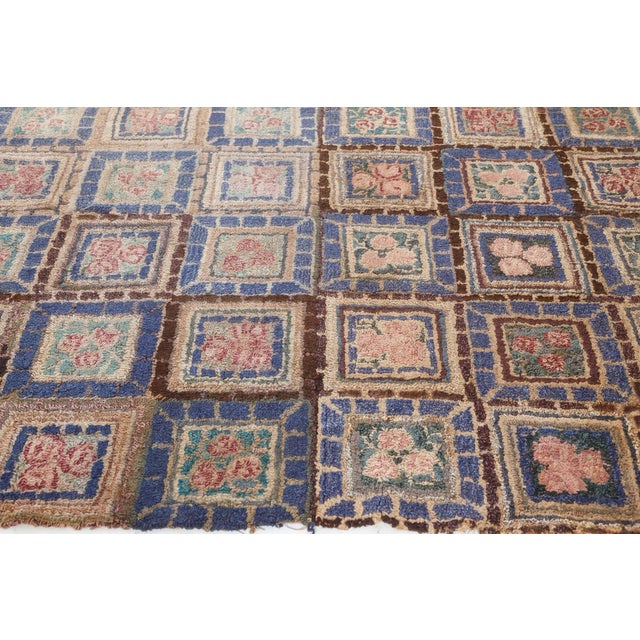 This rare vintage American hooked rug, dating from the early 20th century, is a stunning example of the ingenuity and...