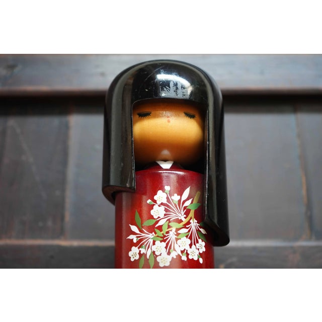 Sosaku kokeshi crafted by Seifu Gono. Dimensions: height 27 cm, diameter 8 cm. This kokeshi features an elegant design...