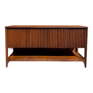 Broyhill Brasilia Mid-Century Modern Walnut Credenza Sideboard For Sale