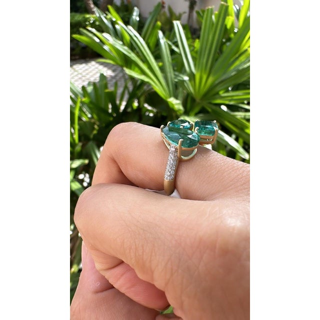 Set in 18k Matte Gold, 5.90 Carats Zambian Emerald & Diamonds Three Stone Ring, Size 6.5 For Sale - Image 4 of 9